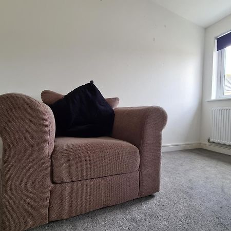 Superking Bedroom Close To The A30 Camborne Exterior photo