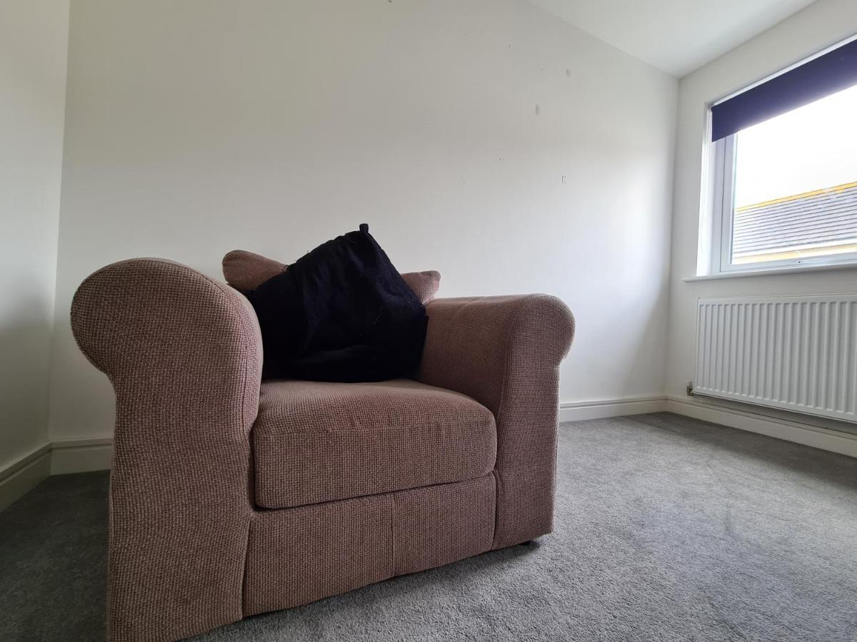 Superking Bedroom Close To The A30 Camborne Exterior photo